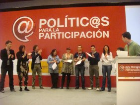 Los ganadores posan tras recibir sus premios.